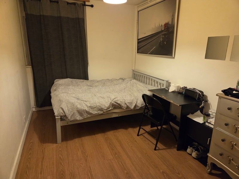 Room Dellow Street in Greater London