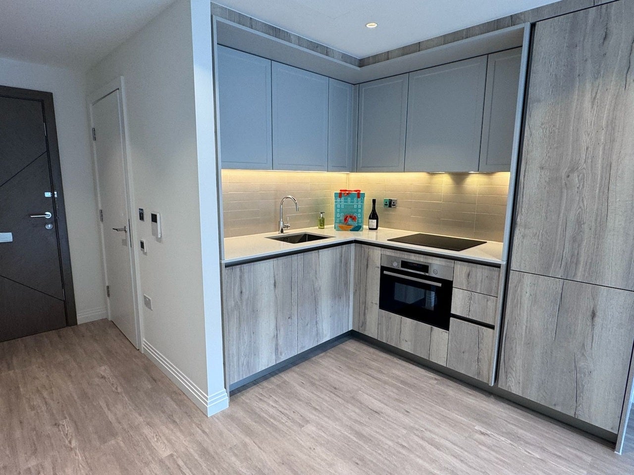 Flat Kennington Lane in Greater London