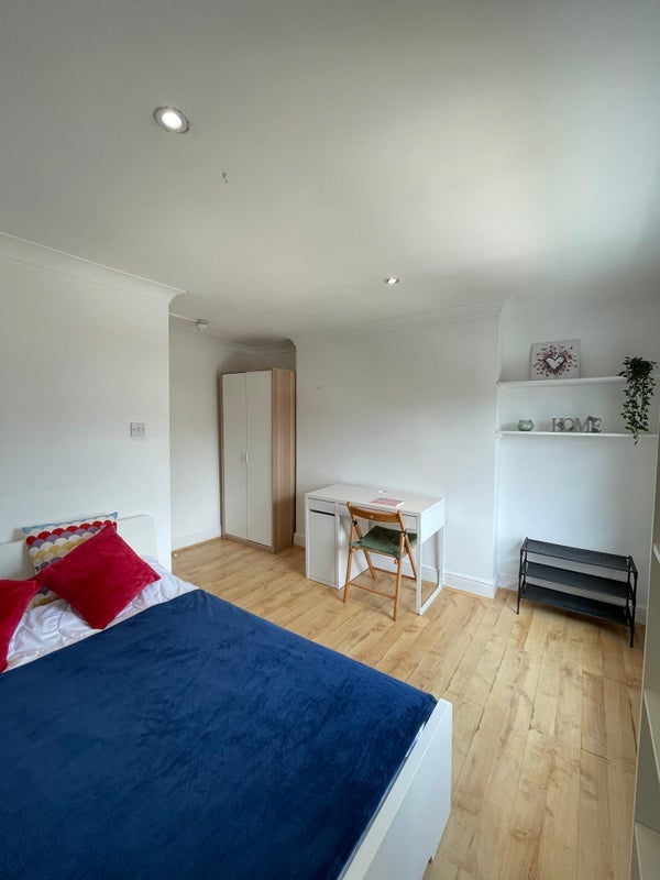 Room Frithville Gardens in Greater London