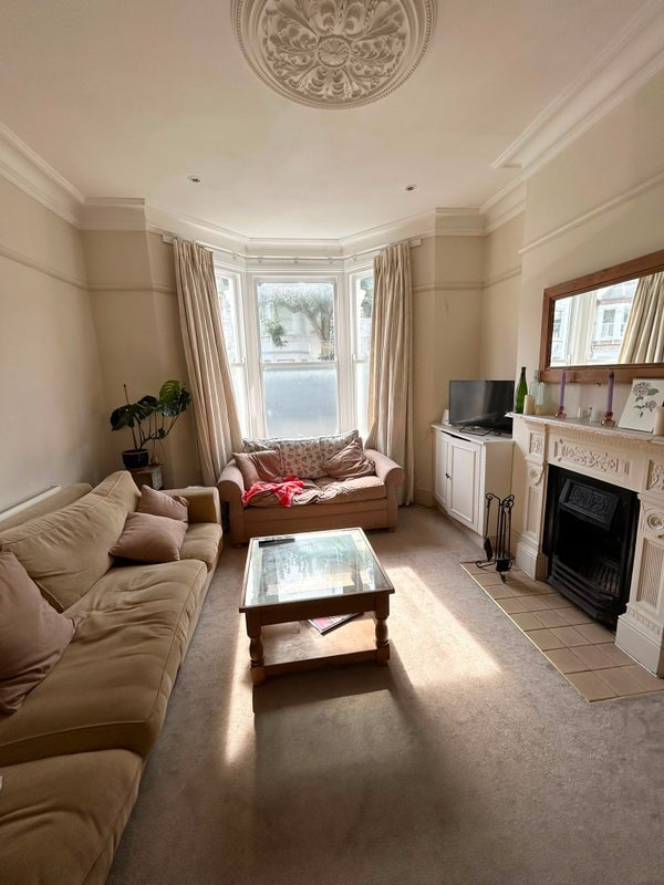 Room Grandison Road in Greater London