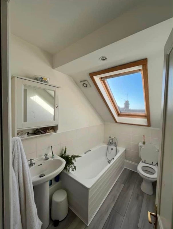 Room Grandison Road in Greater London