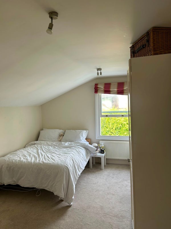 Room Grandison Road in Greater London