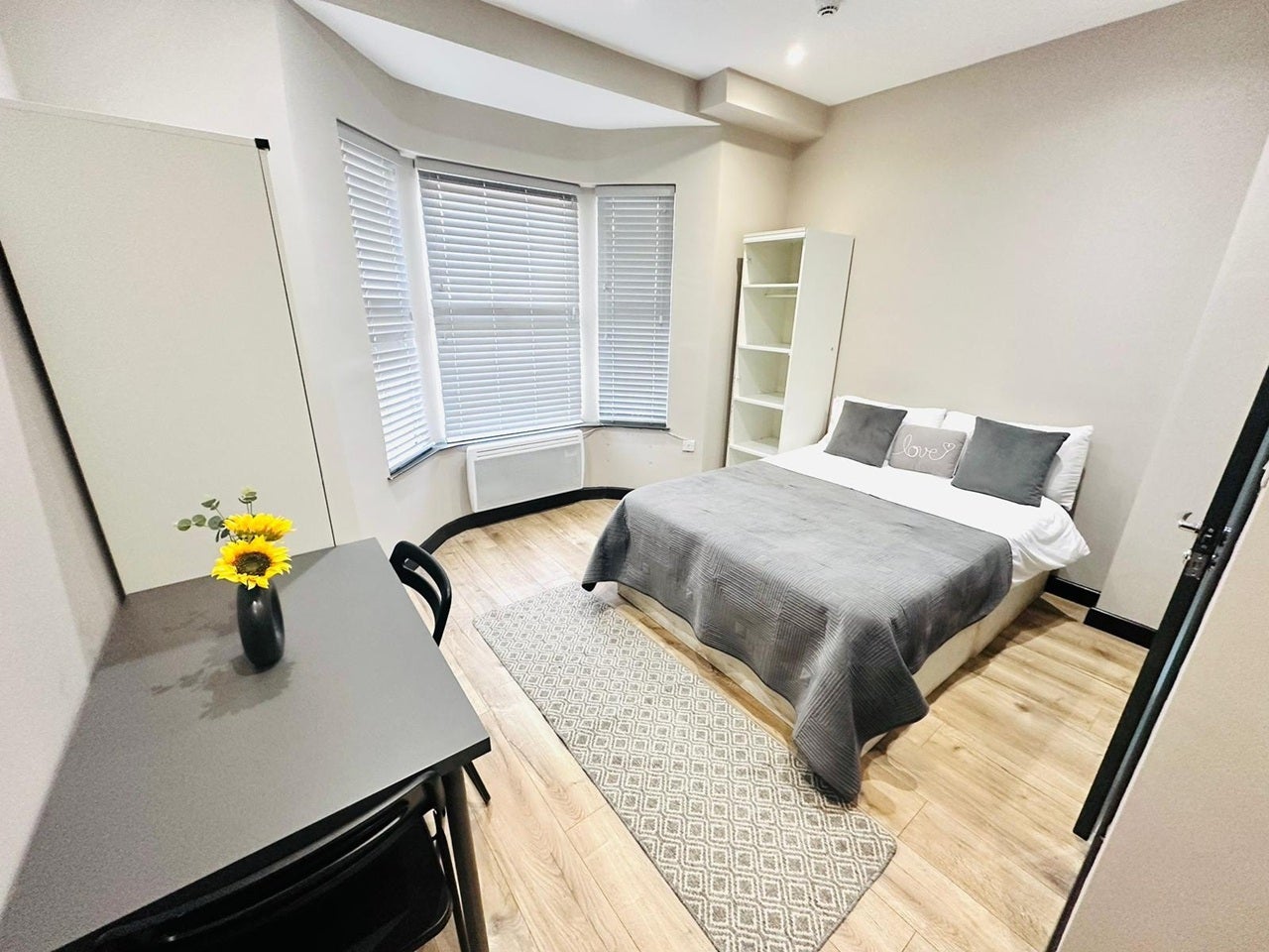 Room Queens Road in Greater London