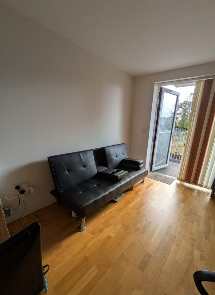 Flat Windsor Road in Slough