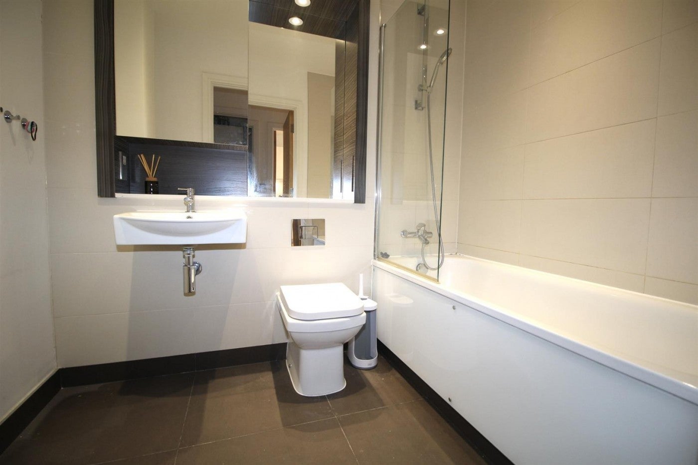 Flat Swanfield Road in Waltham Cross