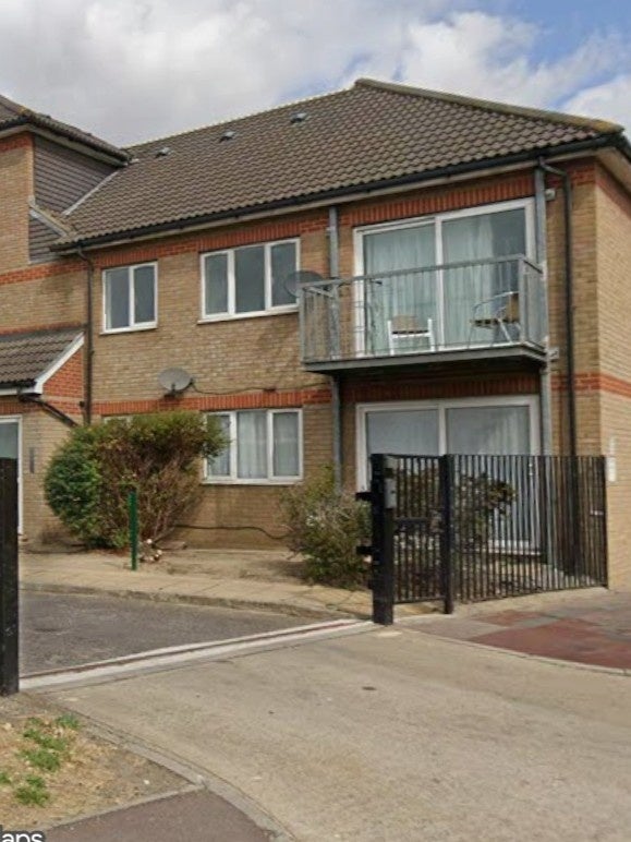 Flat Castle Road in Greater London