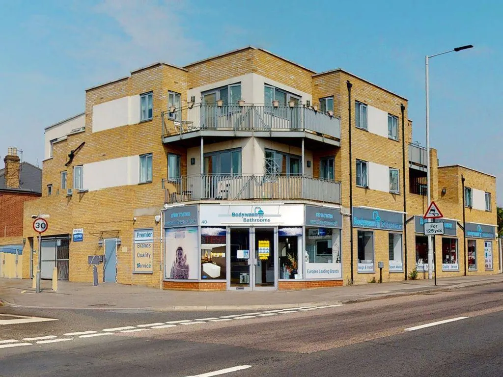 Flat Hainault Road in Greater London