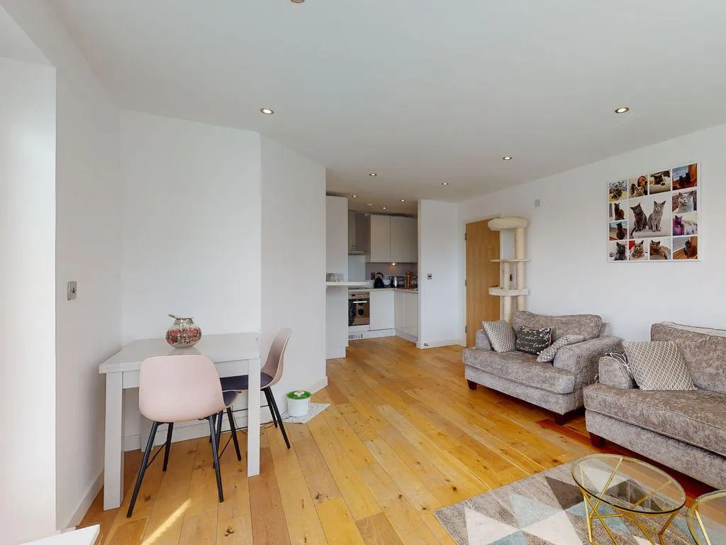 Flat Hainault Road in Greater London