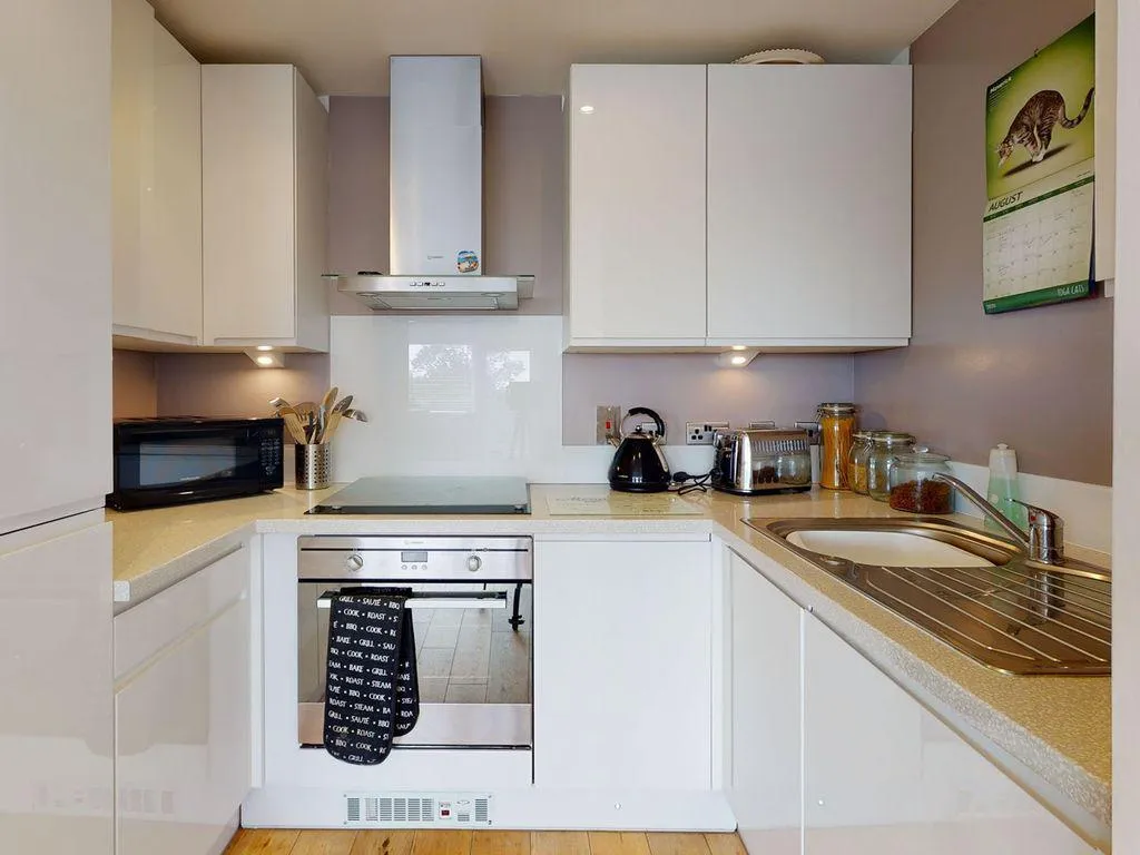 Flat Hainault Road in Greater London