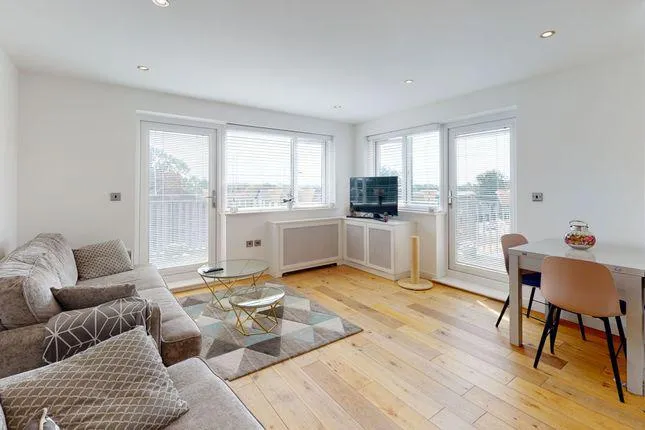 Flat Hainault Road in Greater London