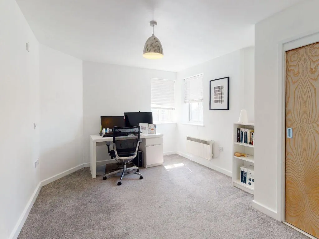 Flat Hainault Road in Greater London