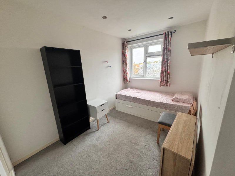 Room Sansom Road in Greater London