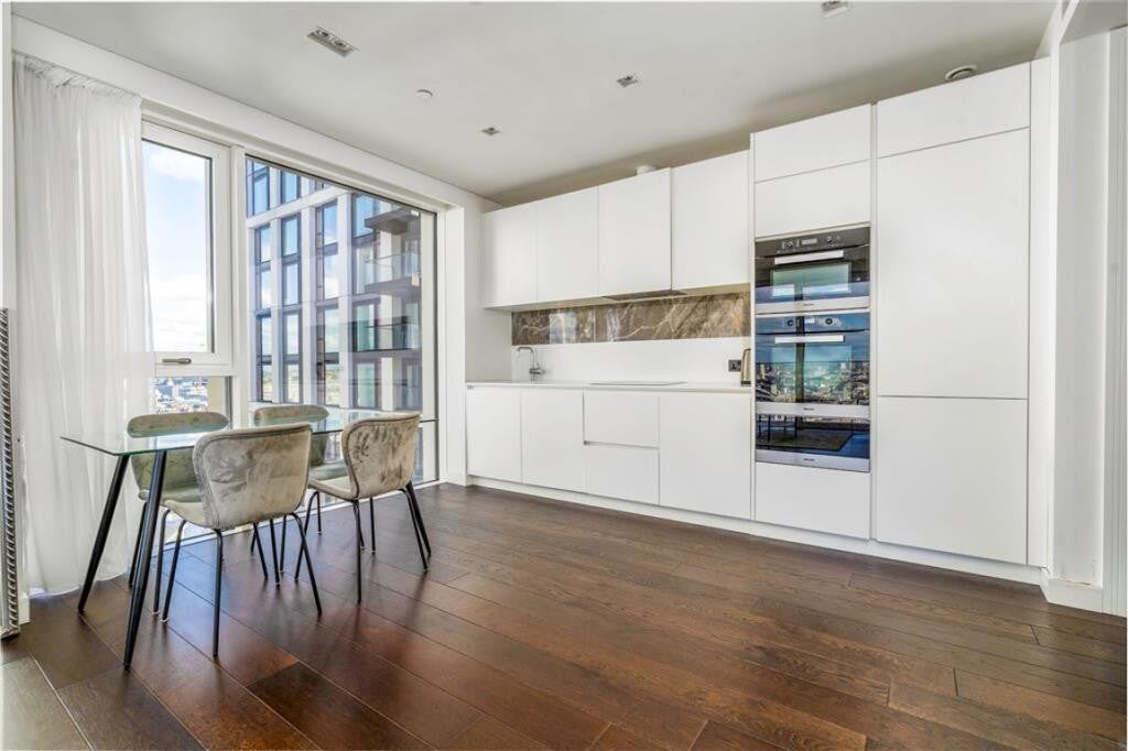 Flat Greenham Close in Greater London
