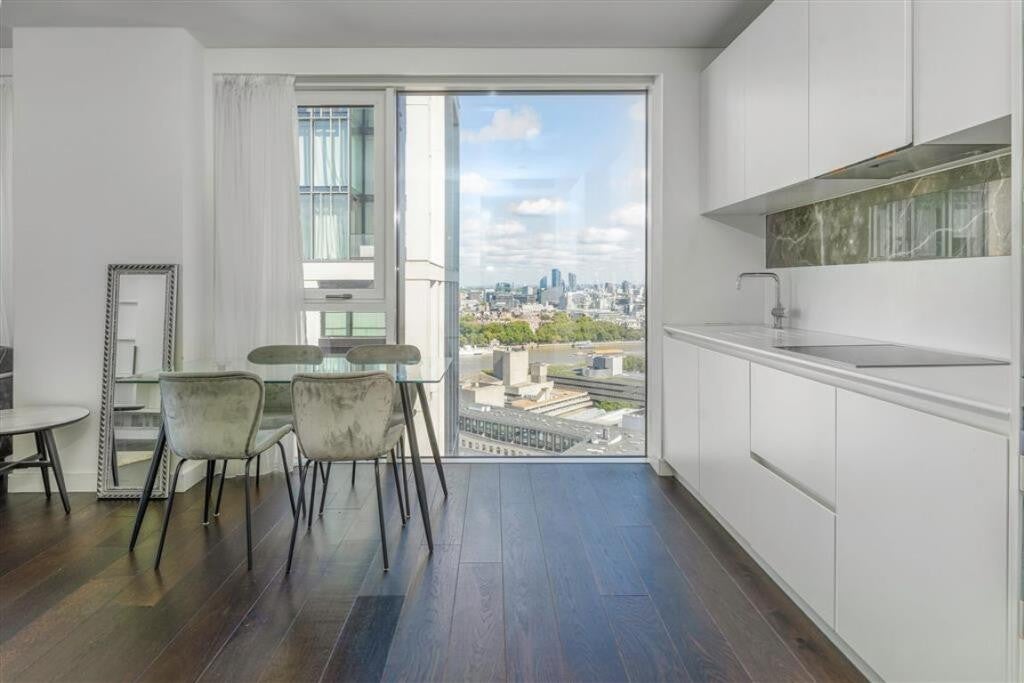 Flat Greenham Close in Greater London