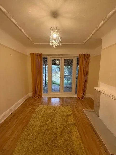 House Bellamy Drive in Greater London
