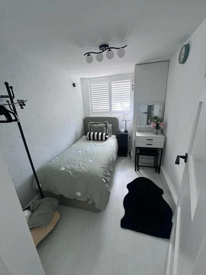 Flat Holstock Road in Greater London