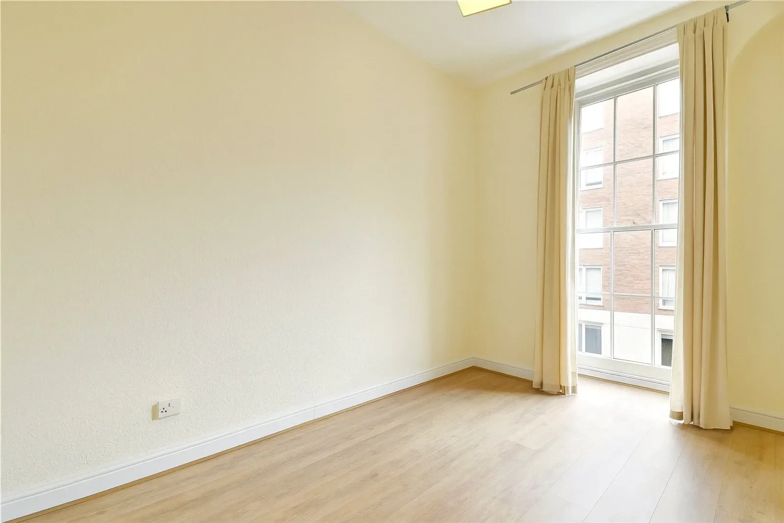 Flat Leigh Street in Greater London