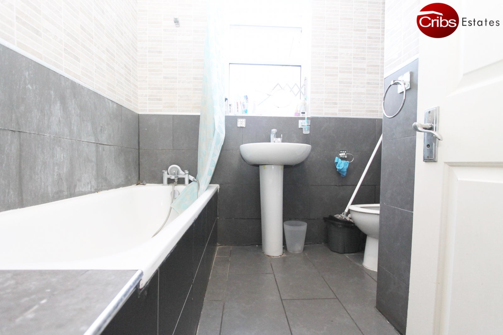 Room Hartfield Road in Greater London