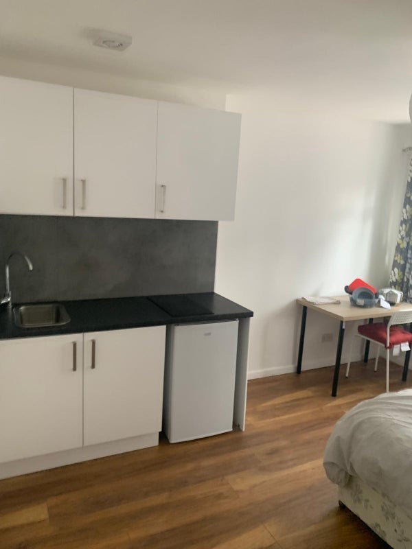 Flat Lansdowne Road in Greater London