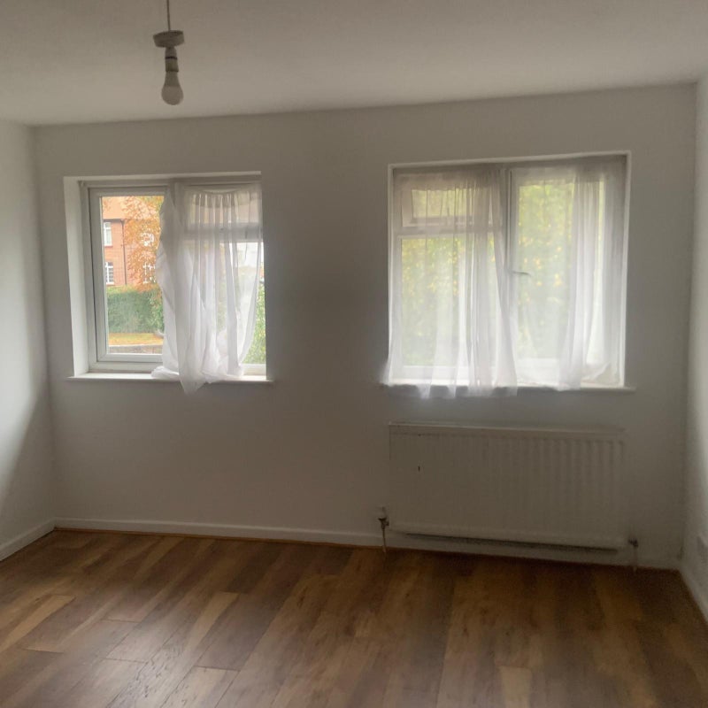 Flat Lansdowne Road in Greater London