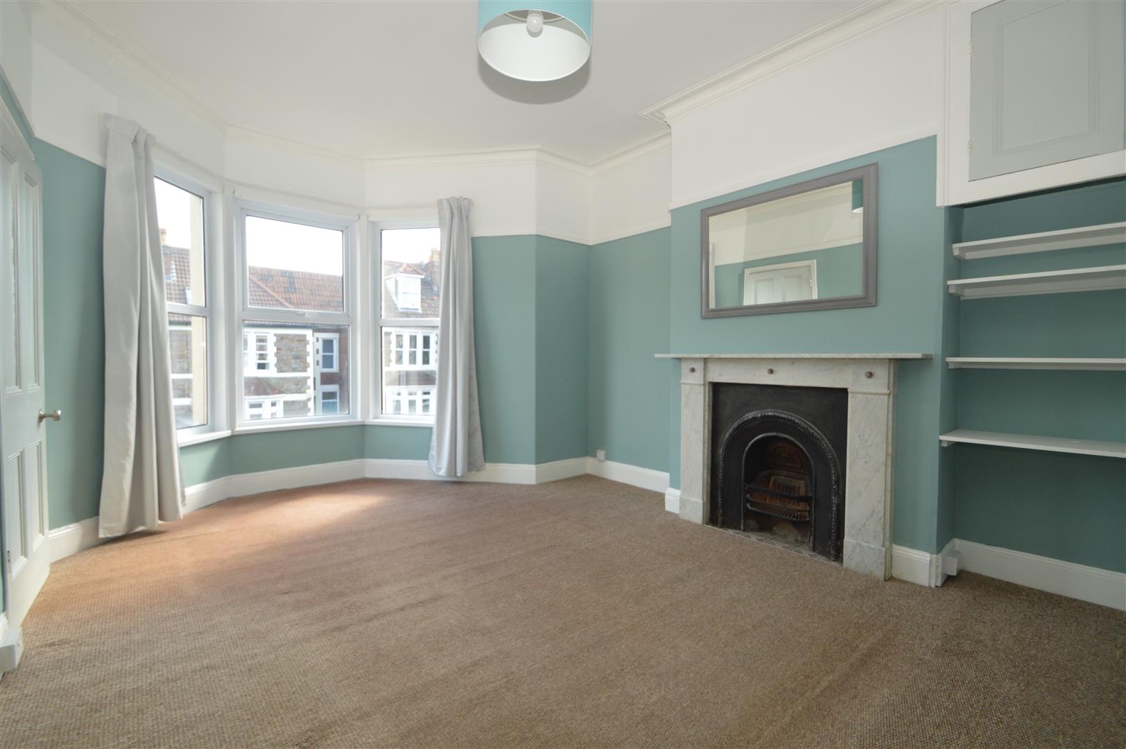 Flat Cricklade Road in Bristol