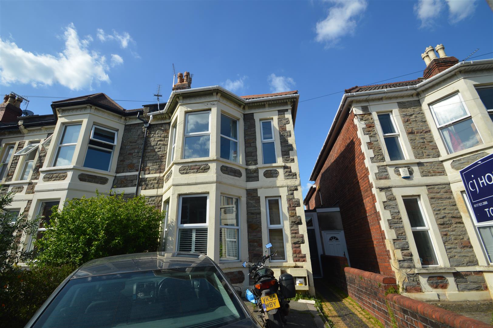 Flat Cricklade Road in Bristol