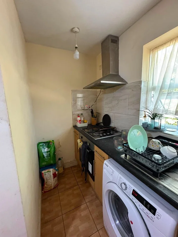 Room Thorpe Road in Greater London