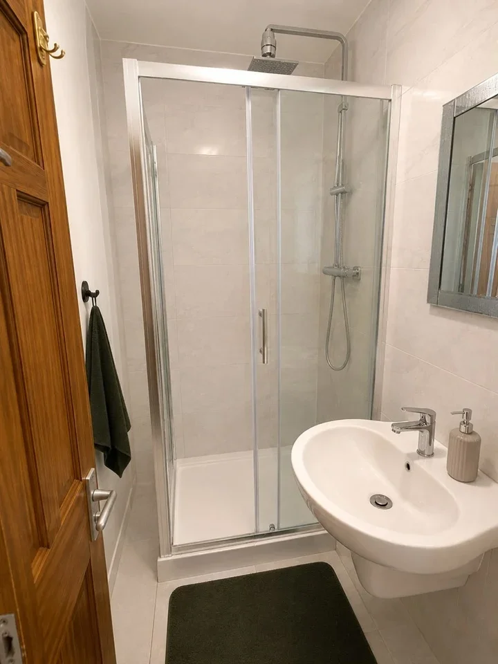 Room Thorpe Road in Greater London