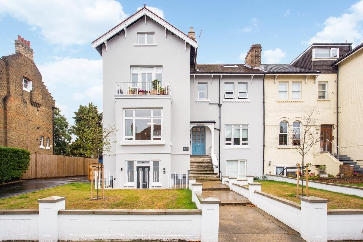 Flat Gloucester Road in Greater London