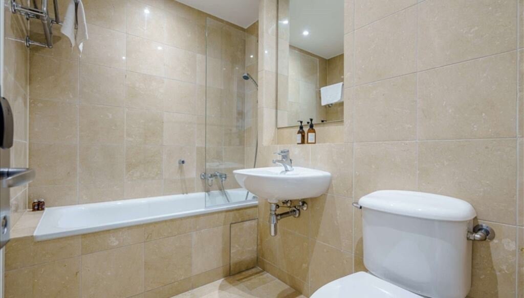 Flat Westferry Circus in Greater London