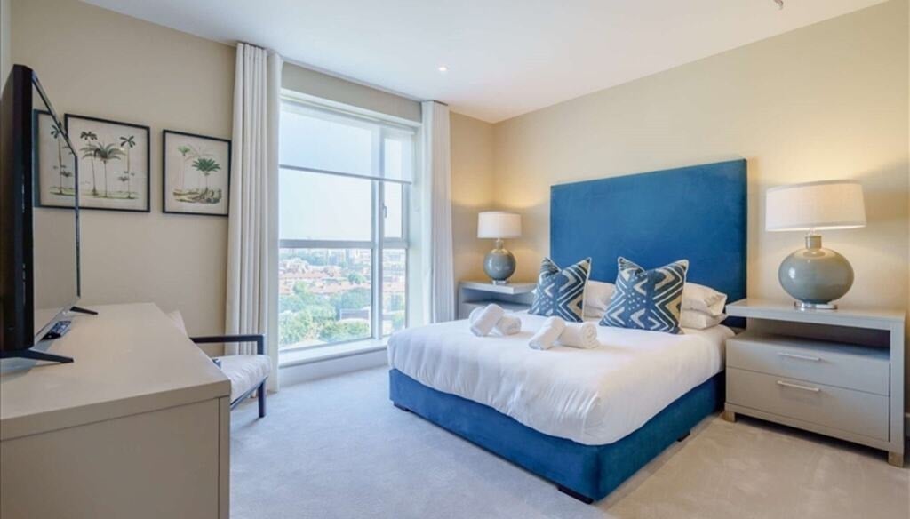 Flat Westferry Circus in Greater London