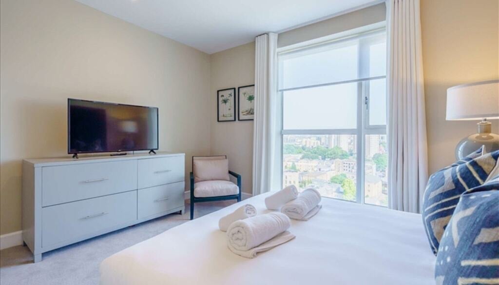 Flat Westferry Circus in Greater London