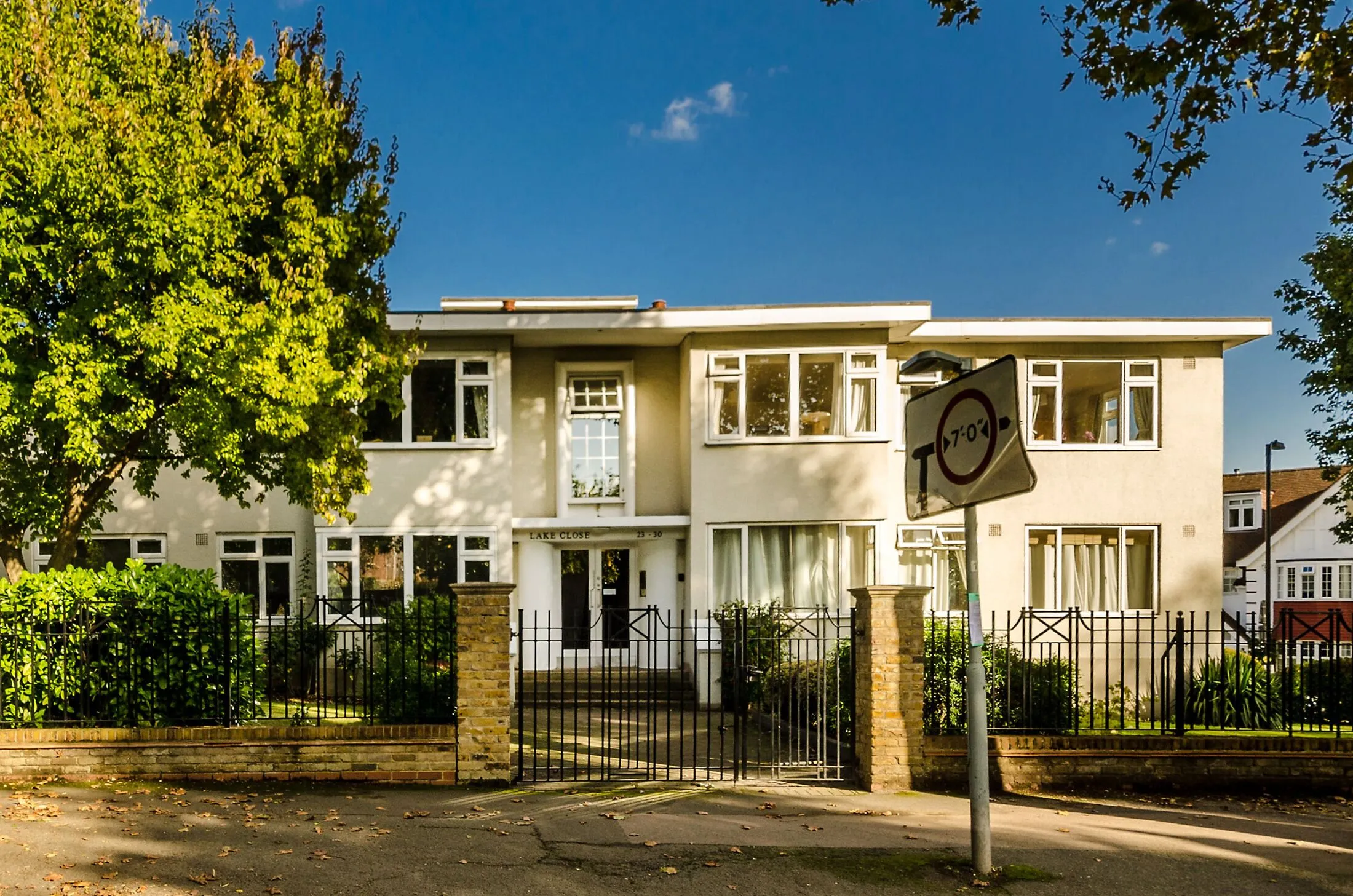 Flat Lake Close in Greater London