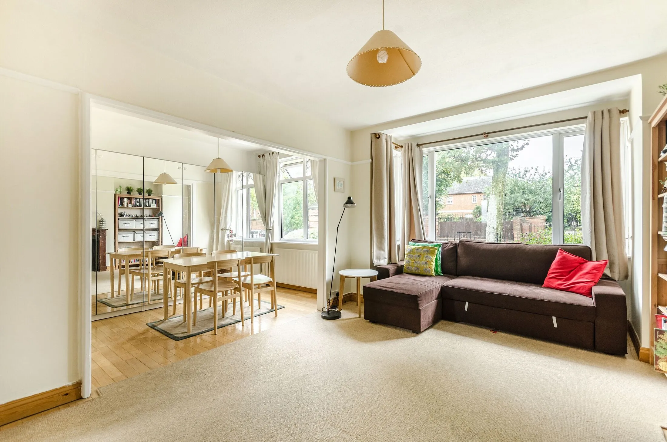 Flat Lake Close in Greater London