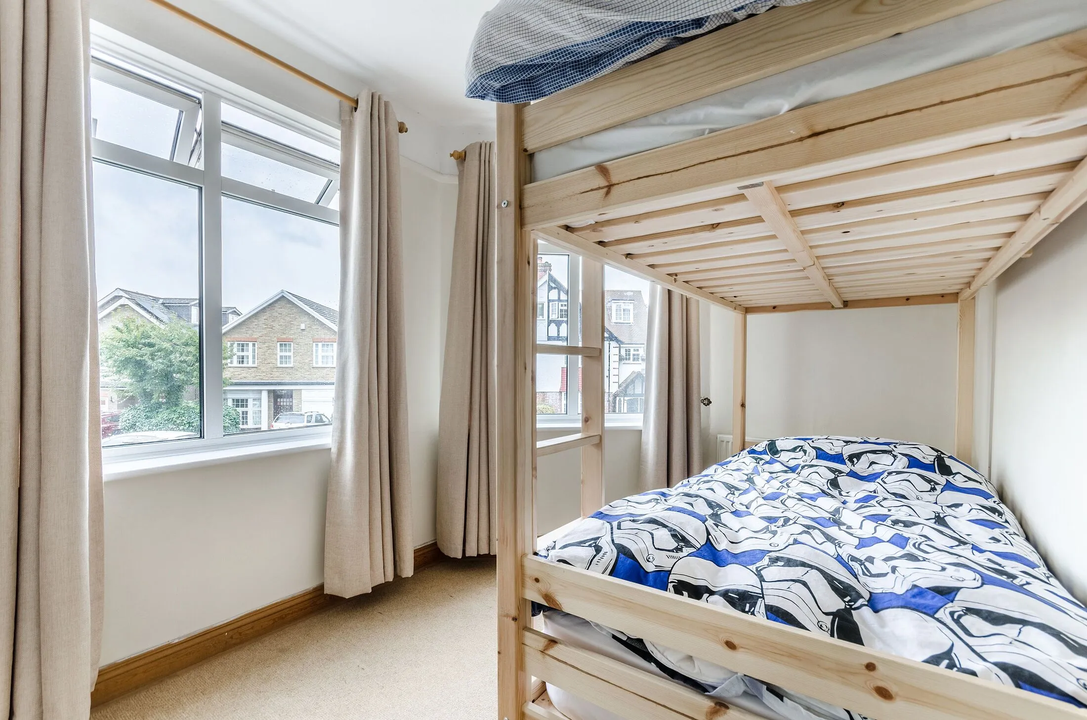 Flat Lake Close in Greater London