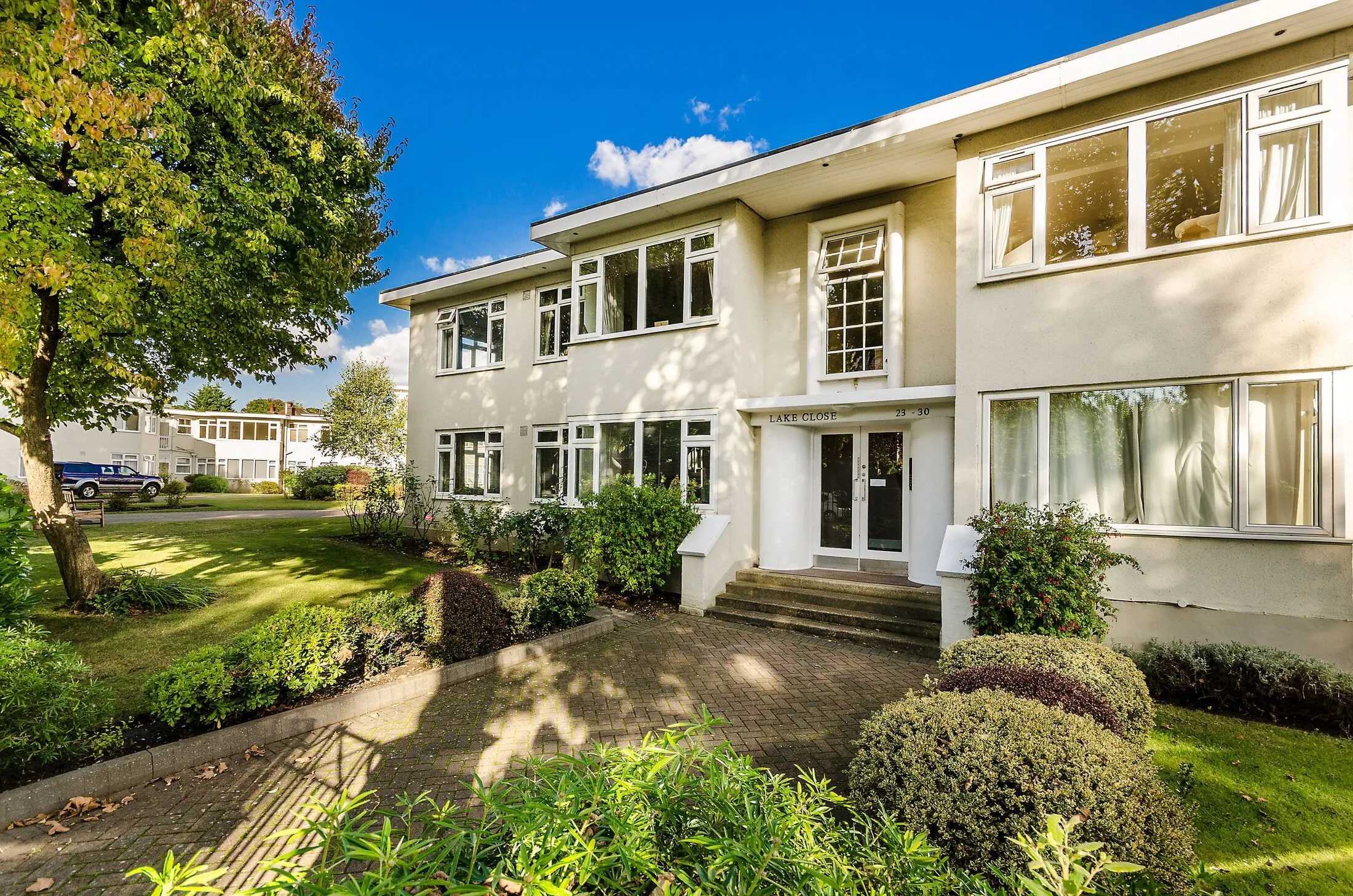 Flat Lake Close in Greater London