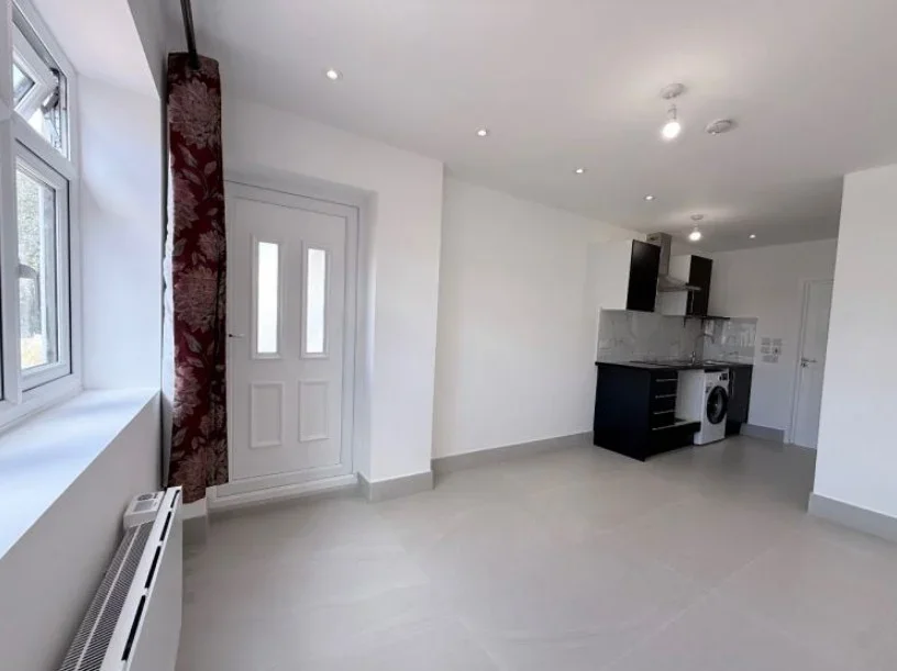 Flat Berwick Road in Greater London