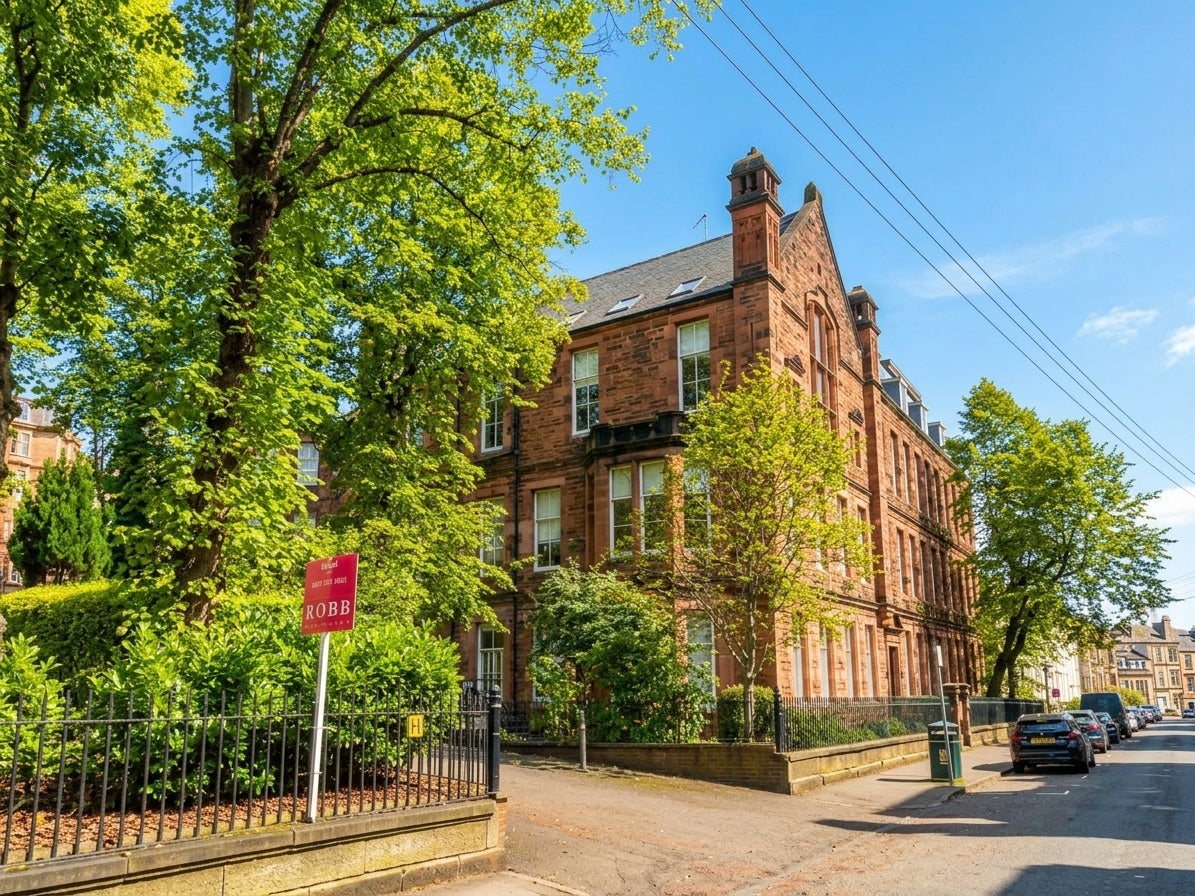 Flat Victoria Crescent Road in Glasgow