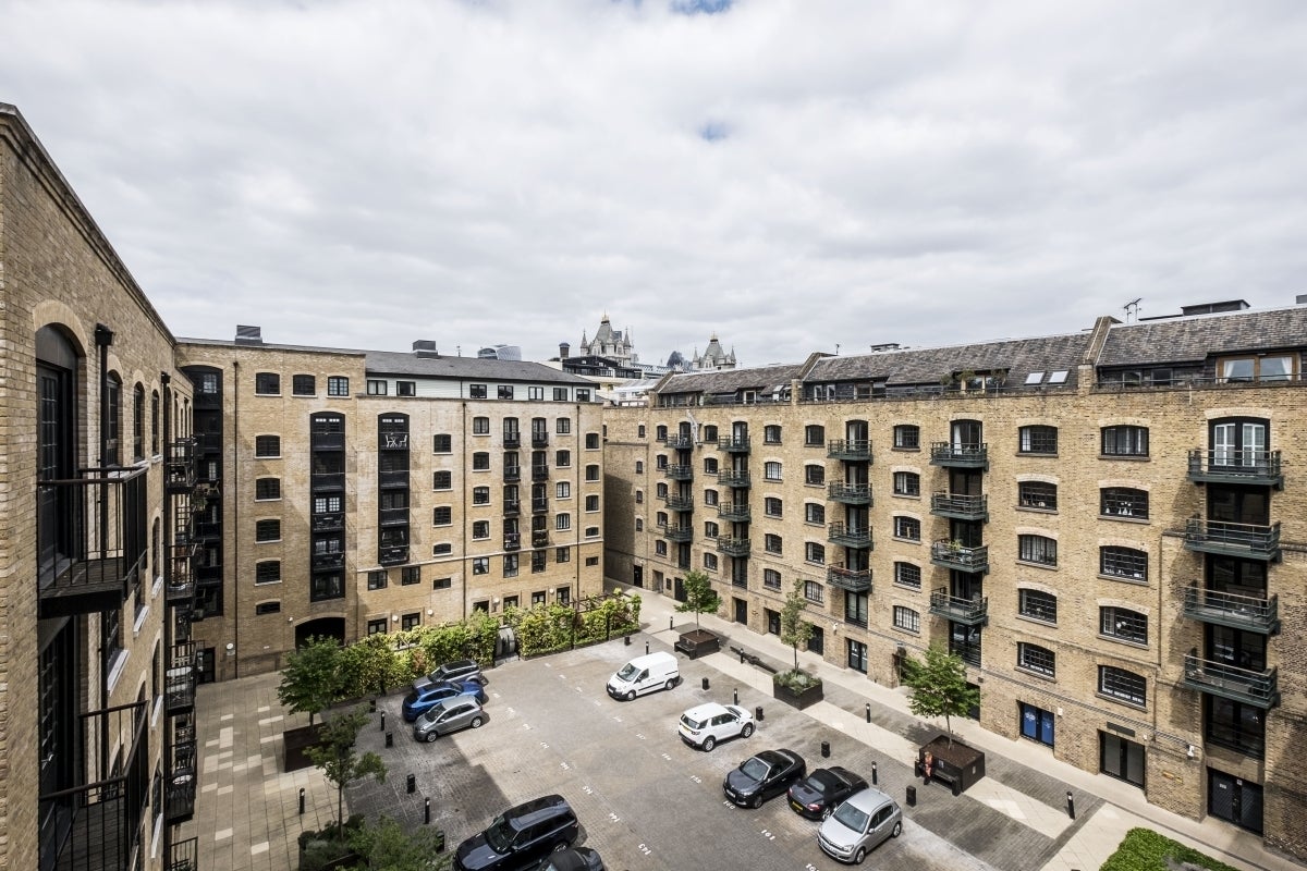 Flat Cayenne Court in Greater London