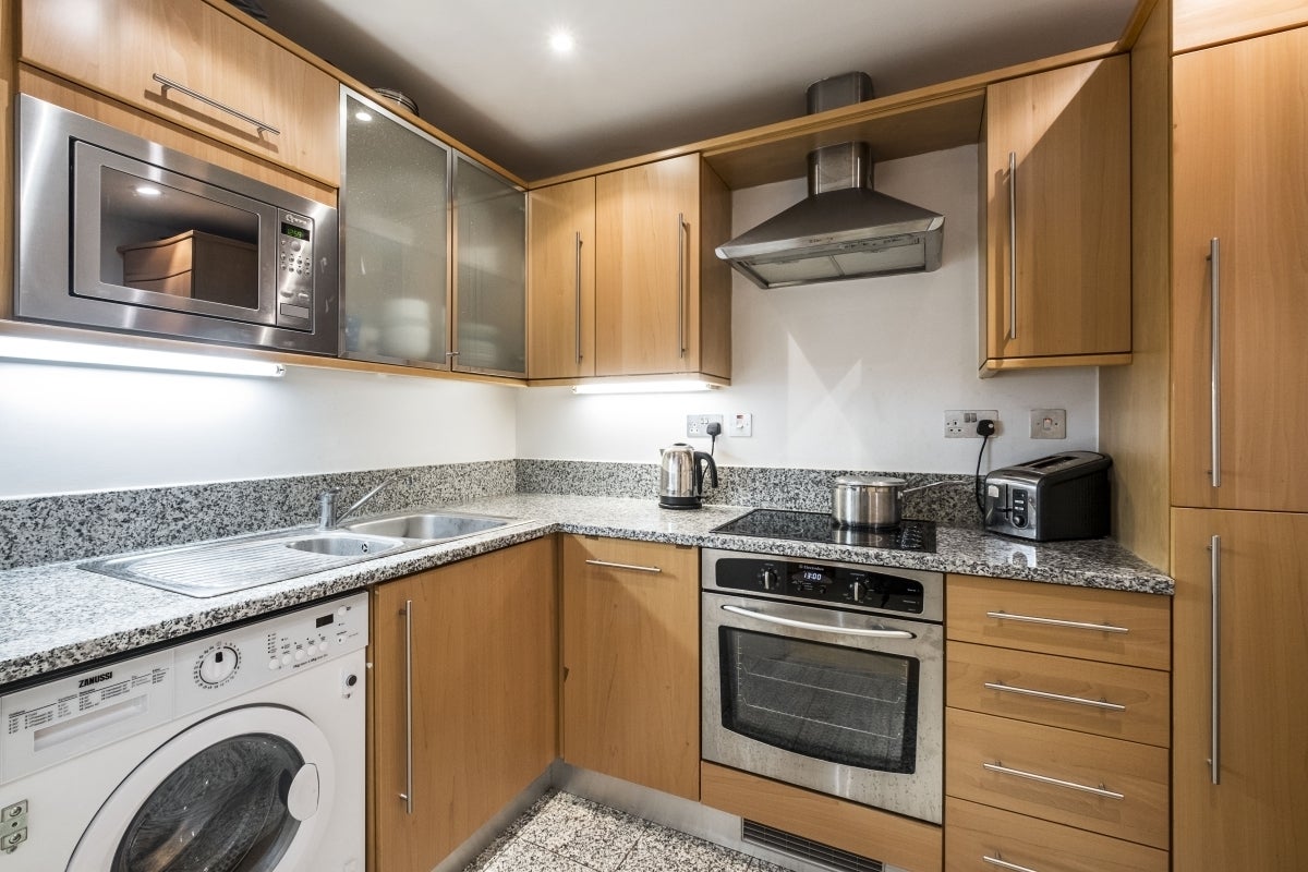 Flat Cayenne Court in Greater London