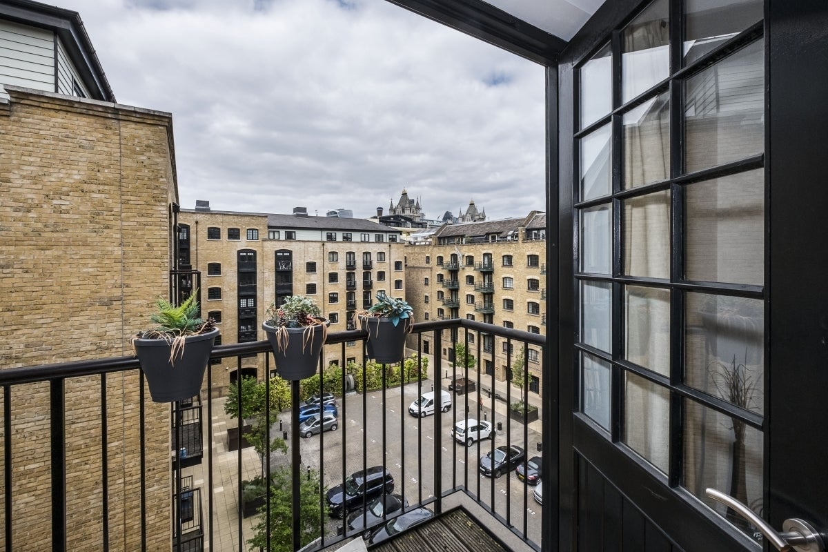 Flat Cayenne Court in Greater London