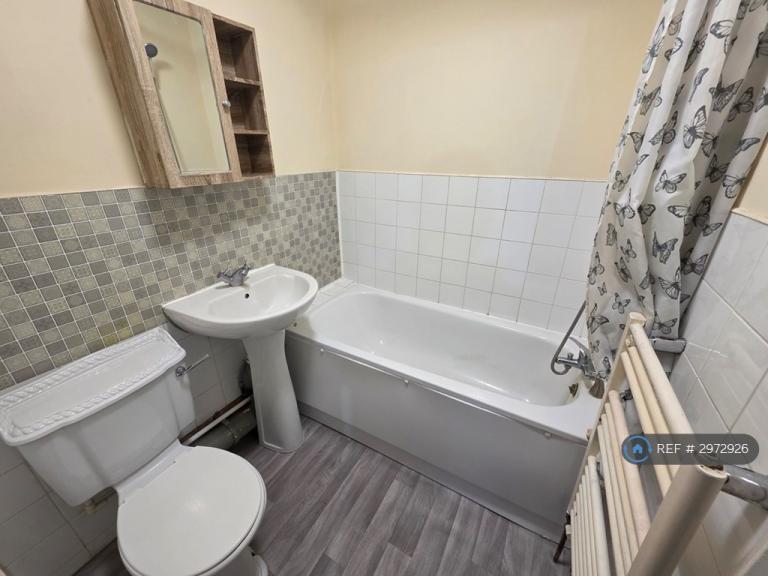 Flat Wangey Road in Greater London