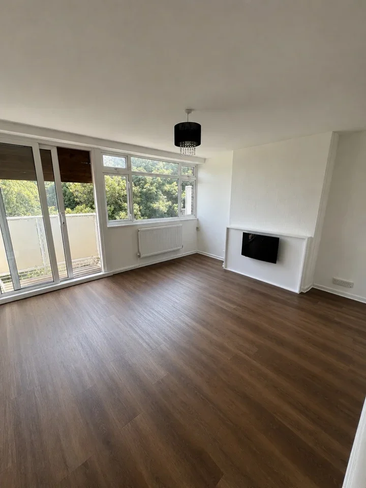 Flat Riverpark Gardens in Greater London