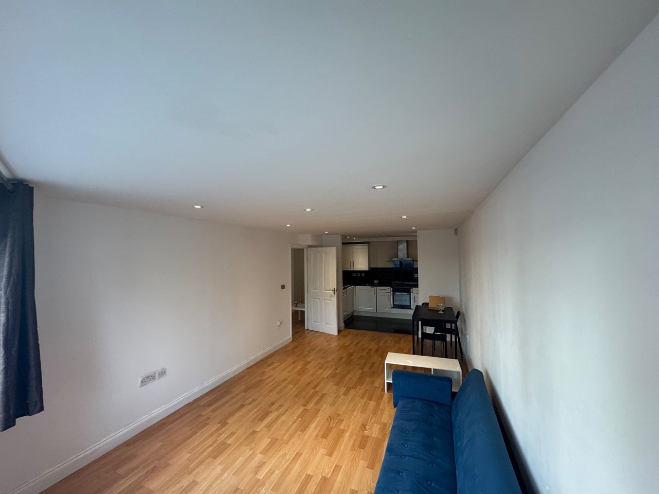 Flat Oakhill Road in Greater London