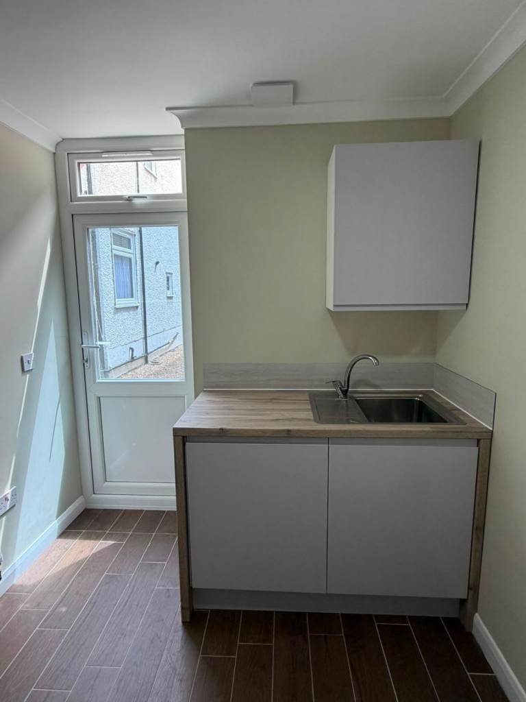 Flat Highwood Gardens in Greater London