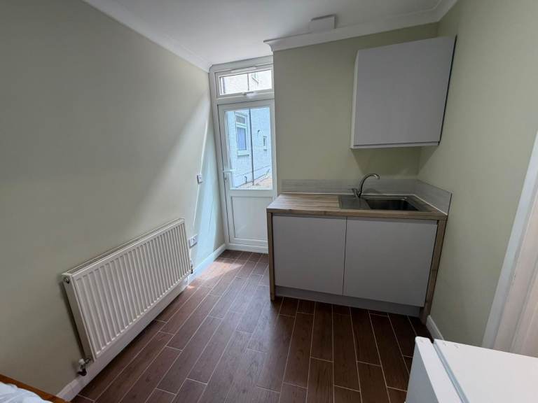 Flat Highwood Gardens in Greater London