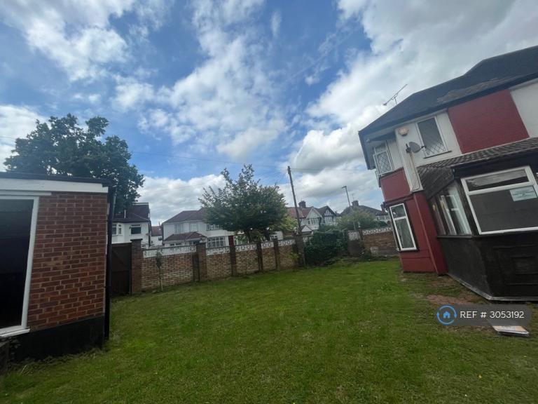 House Boyne Avenue in Greater London