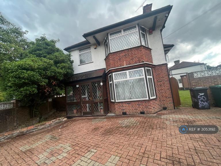 House Boyne Avenue in Greater London
