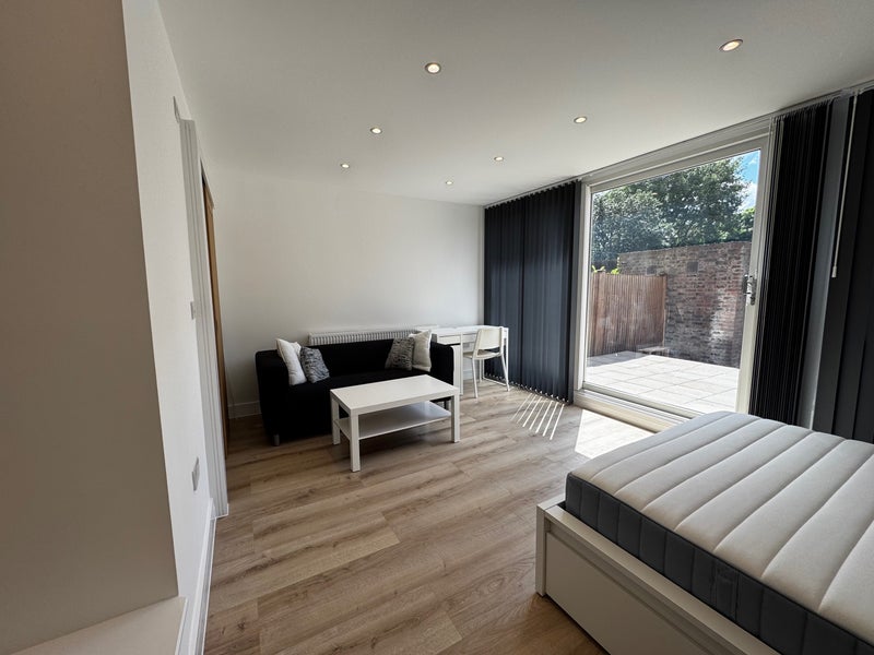 Flat Pencraig Way in Greater London