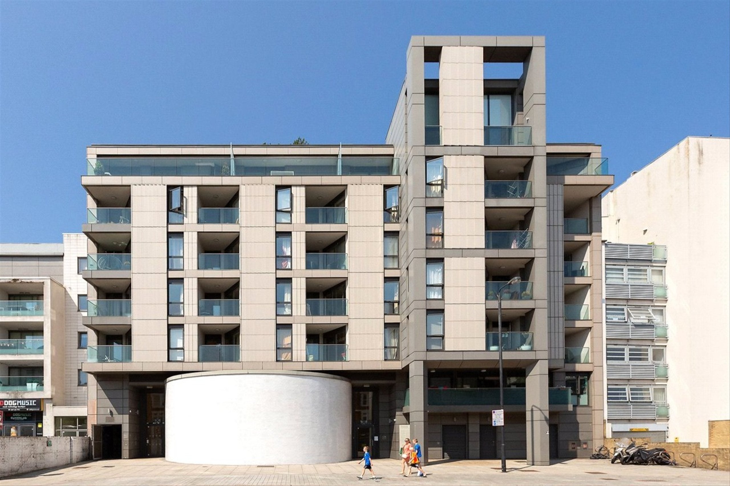 Flat Balham Hill in Greater London